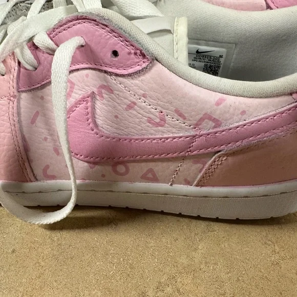 Nike Men's Low-Top Sneakers in Pink and White - Picture 11 of 12